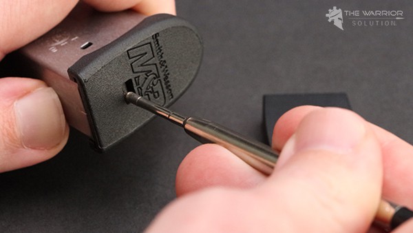 Using a pen to depress the locking plate in a smith and wesson magazine